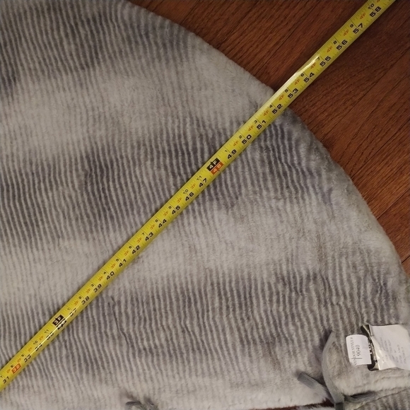 Mumbai Christmas Tree Skirt Platinum Faux Mink Fur Round Gorgeous Skirt 54" - Picture 11 of 11